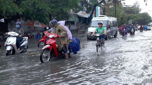 Do chưa triển khai được dự án chống ngập nên mỗi khi mưa lớn cục bộ, đường phố nội thị Cà Mau lại bị ngập, ảnh hưởng lớn đến đi lại và sinh hoạt của người dân. (Ảnh: HỮU TÙNG)