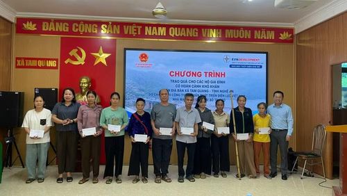 Lãnh đạo Công ty cổ phần Phát triển Điện lực Việt Nam trao phần quà hỗ trợ cho các gia đình khó khăn. (Ảnh: HIẾU MINH)
