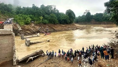 Năm 2025, bão Bualoi gây ra mưa lớn, nước lũ cuồn cuộn đã cuốn trôi chiếc cầu cứng Trung Thắng ở xã Yên Hòa. (Ảnh: HÀ HẰNG)
