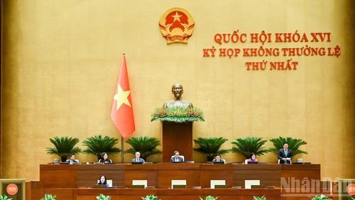 Phó Chủ tịch Quốc hội Nguyễn Hồng Diên điều hành nội dung Quốc hội biểu quyết thông qua Nghị quyết về việc tách Dự án điện hạt nhân Ninh Thuận thành các dự án độc lập. (Ảnh: DUY LINH)