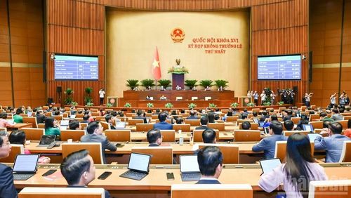 Quốc hội biểu quyết thông qua Nghị quyết về việc thành lập thành phố Bắc Ninh. (Ảnh: DUY LINH)
