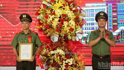 Thượng tướng Phạm Thế Tùng, Ủy viên Trung ương Đảng, Thứ trưởng Công an trao quyết định thành lập của Bộ Công an cho Giám đốc Công an tỉnh Tây Ninh Vũ Như Hà.