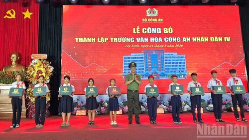 Thượng tướng Phạm Thế Tùng, Ủy viên Trung ương Đảng, Thứ trưởng Công an trao quà cho học sinh.