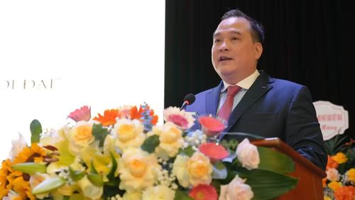 Phó Giáo sư, Tiến sĩ Nguyễn Trọng Điệp, Phó Viện trưởng phụ trách Viện Trần Nhân Tông phát biểu. (Ảnh: Ban Tổ chức cung cấp)