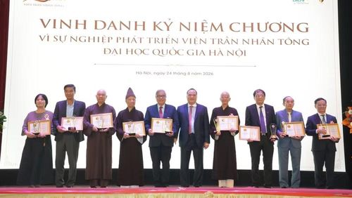 Trao Kỷ niệm chương Vì sự nghiệp phát triển Viện Trần Nhân Tông cho các tập thể, cá nhân có nhiều đóng góp. (Ảnh: Ban Tổ chức cung cấp)