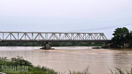 Nước trên hạ lưu sông Mã đang lên.