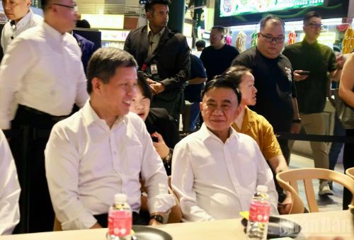 Thường trực Ban Bí thư Trần Cẩm Tú và Phó Tổng thư ký Đảng Hành động nhân dân Singapore Chan Chun Sing trải nghiệm tại khu văn hóa ẩm thực Lau Pa Sat.