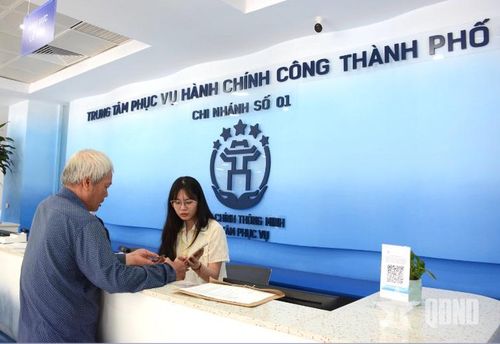Trung tâm Phục vụ hành chính công TP Hà Nội hướng dẫn người dân làm thủ tục hành chính. Ảnh: HOÀNG CHUNG