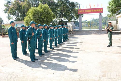 Huấn luyện sử dụng súng tiểu liên AK tại Ban CHQS xã Đắk Sắk.
