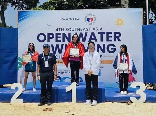 Kình ngư Nguyễn Khả Nhi giành huy chương vàng nội dung 5km nữ trẻ 18-19 tuổi. Ảnh: Thethaovietnamplus