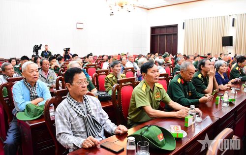 Các đại biểu dự gặp mặt.
