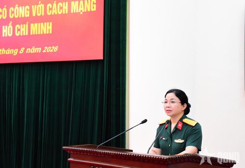 Đại tá Ngô Thị Lệ phát biểu chúc mừng đoàn đại biểu người có công với cách mạng TP Hồ Chí Minh.