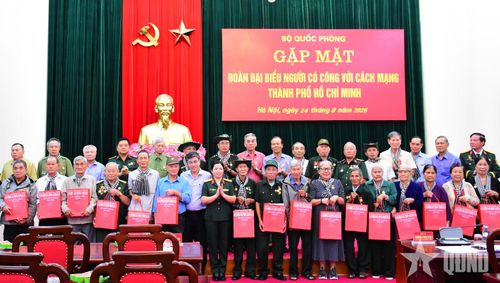 Trao quà của Bộ Quốc phòng tặng đại biểu người có công với cách mạng TP Hồ Chí Minh.