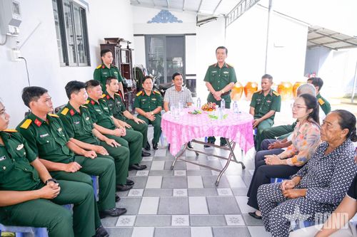 Quang cảnh buổi bàn giao nhà tại gia đình Thiếu tá QNCN Liêu Đạt.