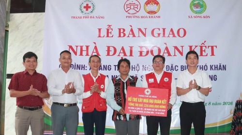 Bàn giao nhà Đại đoàn kết cho hộ ông Alăng Tài.