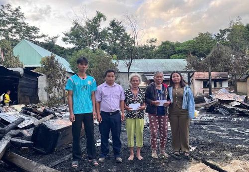 Lãnh đạo xã Tây Giang và người dân địa phương hỗ trợ một phần khó khăn cho hai hộ dân.
