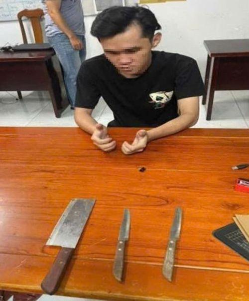 Đối tượng S. và 3 con dao tang vật.