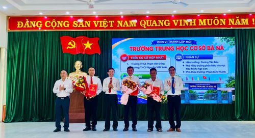 Lãnh đạo xã Bà Nà trao quyết định thành lập 3 trường công lập mới và bổ nhiệm chức danh hiệu trưởng, phó hiệu trưởng các trường.