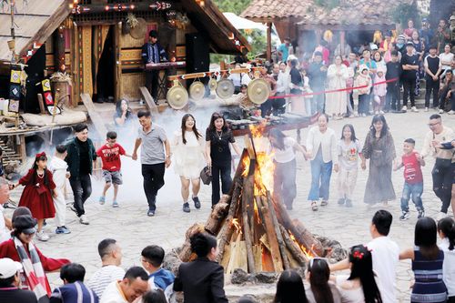  Du khách giao lưu văn hóa bản địa tại phường Xuân Trường - Đà Lạt. Ảnh: ĐOÀN KIÊN 