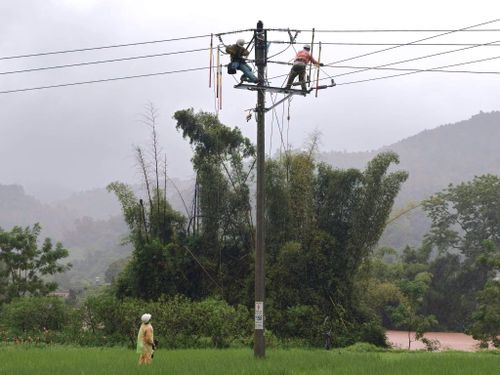 Công nhân ngành điện lực khẩn trương khắc phục sự cố sau mưa lớn tại tỉnh Lạng Sơn. Ảnh: EVNNPC