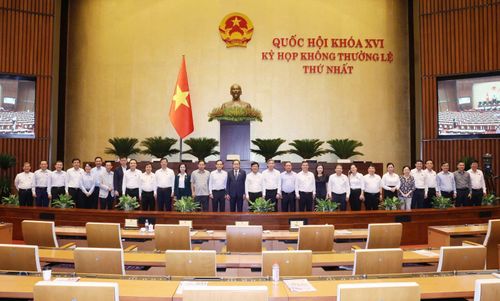  Chủ tịch Quốc hội Trần Thanh Mẫn và Bí thư Thành ủy TPHCM Trần Lưu Quang cùng các đại biểu Quốc hội đoàn TPHCM tại Hội trường Diên Hồng, sáng 24-8. Ảnh: QUANG PHÚC 