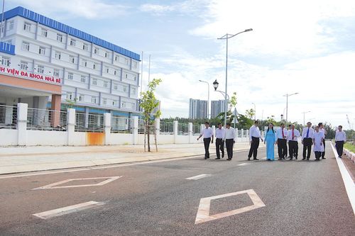  Các đại biểu khảo sát tại tuyến đường Vĩnh Phước - Cây Khô. QUANG HUY 