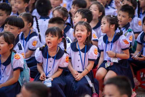  Học sinh lớp 1 Trường Tiểu học Nguyễn Bỉnh Khiêm (phường Sài Gòn) hào hứng xem các tiết mục biểu diễn xiếc và ảo thuật ở sân trường 