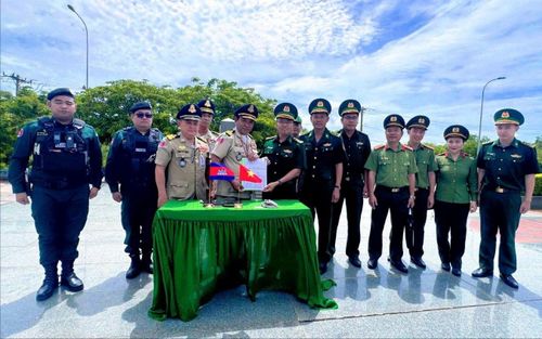  Đại diện các cơ quan chức năng của Việt Nam và Campuchia tại biên giới 2 nước 