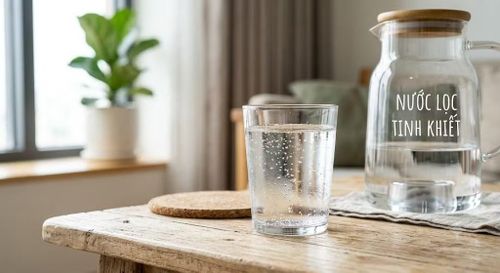 Nước lọc – lựa chọn đơn giản nhưng không thể thiếu. Đây là thức uống gần như không chứa calo, giúp bổ sung nước cho cơ thể mà không làm tăng năng lượng nạp vào. Ảnh minh hoạ từ AI