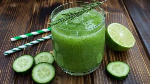 Từ một loại rau củ quen thuộc, dưa leo có thể trở thành thức uống vừa thanh mát vừa dễ kết hợp vào chế độ ăn. Dưa leo chứa nhiều nước và có lượng calo tương đối thấp. Nước ép dưa leo không thêm đường mang đến vị thanh nhẹ, phù hợp với những ai đang chú ý đến lượng năng lượng nạp vào. Ảnh: Bách hoá Xanh