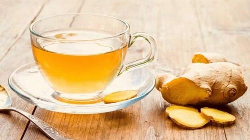 Nếu trà xanh mang đến vị thanh nhẹ thì trà gừng lại tạo cảm giác ấm áp và thơm cay đặc trưng. Khi không thêm đường hoặc chỉ sử dụng một lượng rất nhỏ, trà gừng là thức uống có lượng calo thấp, phù hợp để thưởng thức vào những thời điểm cơ thể cần một thức uống ấm. Ảnh: Bách hoá Xanh