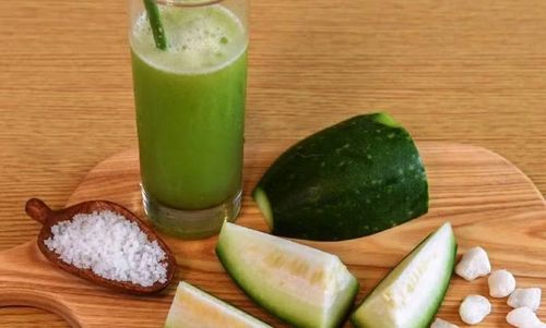 Bên cạnh các loại trái cây, những thức uống từ rau củ cũng được nhiều chị em lựa chọn khi muốn giữ dáng. Bí đao có hàm lượng nước cao và năng lượng tương đối thấp. Nước bí đao tự làm, hạn chế hoặc không thêm đường, mang đến vị thanh mát, đặc biệt thích hợp trong những ngày thời tiết oi nóng. Ảnh: Bách hoá Xanh