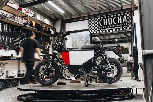 Trước đó, chiếc N1-S của hãng cũng rất ấn tượng về mọi mặt và dù có giá đắt, nhưng hãng cũng đã nhận được một lượng người quan tâm và đặt cọc không nhỏ. Cuối cùng, dự án mô tô "phân khối lớn" chạy điện này cũng đã bị tạm ngưng. Hy vọng rằng lần này sau khi đã đã dành "thời gian nghiêm túc nhìn lại thị trường và nguồn lực", NUEN có thể thành công với Volty U1.