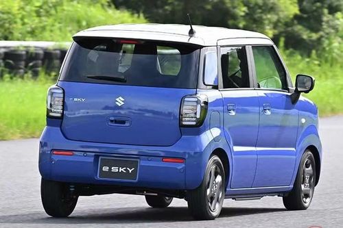 Về ngoại hình, Suzuki e SKY EV 2027 mới sở hữu kiểu dáng hatchback 5 cửa vuông vức, với chiều dài 3.395 mm, rộng 1.475 mm và cao 1.625 mm. Chiều dài cơ sở đạt 2.460 mm, khối lượng xe 1.030 kg và bán kính quay vòng 4,4 m.