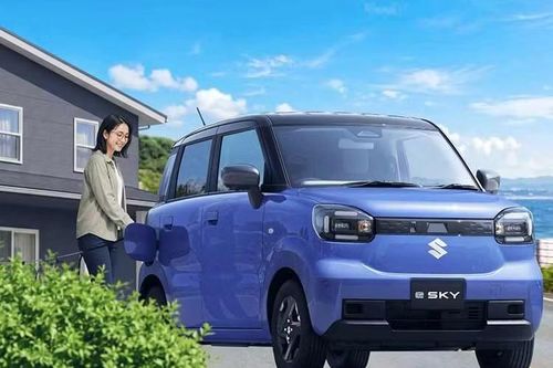 Về ngoại hình, mẫu xe mini điện Suzuki e SKY EV 2027 được trang bị hệ thống đèn LED với đồ họa kỹ thuật số, mâm hợp kim 14 inch kết hợp lốp Dunlop e ENASAVE kích thước 165/65 R14.