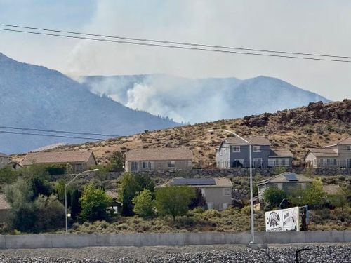 Khói bốc lên từ xa khi đám cháy rừng bùng phát ở Reno, Nevada, ngày 23/8/2026. Ảnh: AP/Haven Daley.