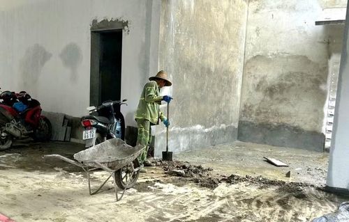 Công nhân tại công trường thi công trường PTNT đang hoàn thiện nền bê tông trong chiến dịch thi công “100 ngày đêm cao điểm”.