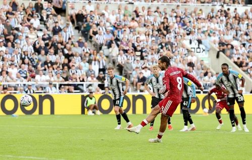 Tiền vệ Dominik Szoboszlai thực hiện quả phạt đền ở phút 90+9, ghi bàn giúp Liverpool gỡ hòa 2-2 trước Newcastle. Ảnh: Reuters.