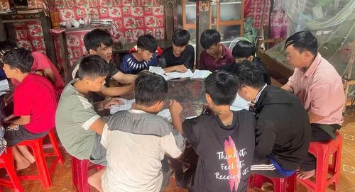  Ông Phượng Chòi Kinh miệt mài học chữ cùng các em nhỏ. 