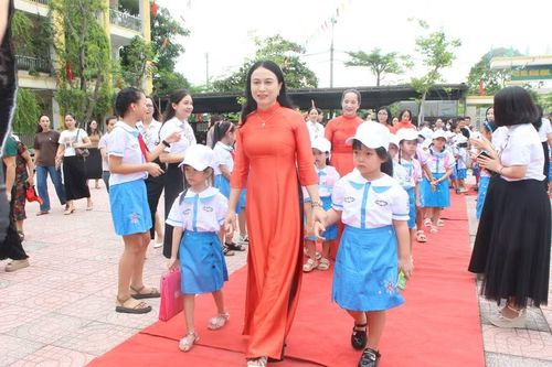 Cô giáo Việt Hà - GV lớp 1 D, Trường Tiểu học Nam Hà đón học sinh vào lớp.