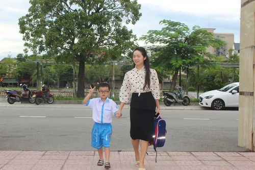Nhiều phụ huynh tranh thủ đưa con đến tựu trường từ sáng sớm