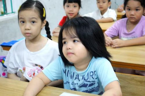 Nhiều em còn bỡ ngỡ khi làm quen với môi trường lớp học mới.
