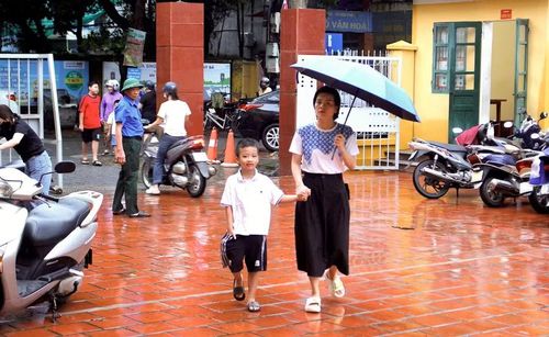 Ngay từ sáng sớm đã có rất đông phụ huynh đưa con tới trường trong điều kiện thời tiết có mưa nhỏ.