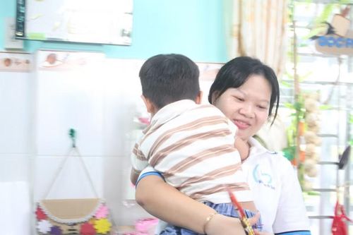 Cô, trò gặp lại sau thời gian 3 tháng nghỉ hè.
