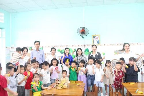 Bà Trần Thị Huyền, Giám đốc Sở GD&ĐT thăm cô, trò Trường Mầm non An Bình, phường An Bình.