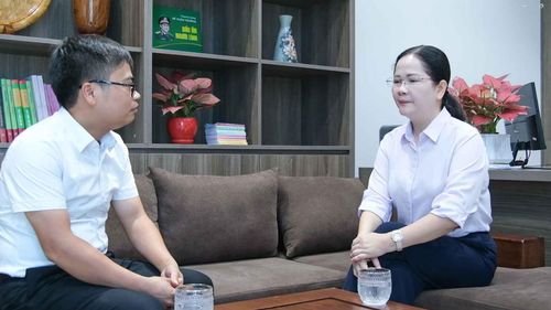 Phóng viên Báo Giáo dục và Thời đại phỏng vấn bà Lý Thị Trang Hòa, Phó Giám đốc Sở Giáo dục và Đào tạo tỉnh Cao Bằng.