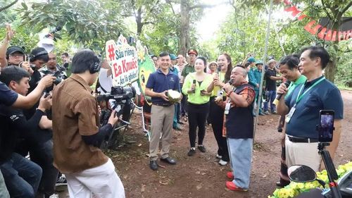Livestream cùng nữ Bí thư xã còn có các nghệ sĩ và người dân.