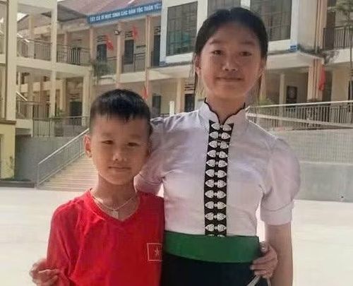 Lò Thị Hà Phương cùng em. Ảnh NVCC.