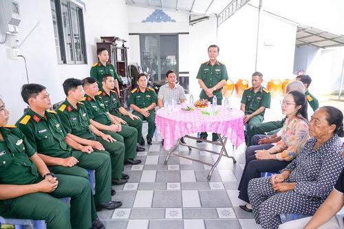 Quang cảnh buổi lễ bàn giao nhà tại gia đình Thiếu tá QNCN Liêu Đạt.