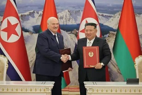 Chủ tịch Triều Tiên Kim Jong Un (phải) và Tổng thống Belarus Aleksandr Lukashenko bắt tay sau khi ký Hiệp ước Hữu nghị và hợp tác tại Bình Nhưỡng hồi tháng 3. (Nguồn: News1)